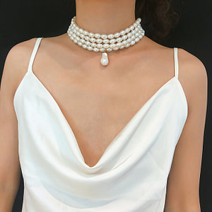 Collier multi-couches à perles blanches
