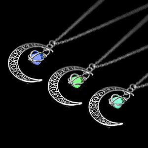 Collier pendentif lune avec pierre lumineuse